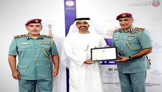 حامد بن زايد يتسلم عضوية "كلنا شرطة"