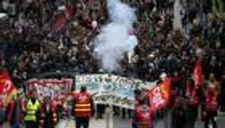 بالصور.. إضراب ومظاهرات موظفي فرنسا بعد خفض الإنفاق الحكومي