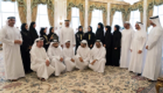 محمد بن زايد يستقبل فريق "قوة الصحراء"