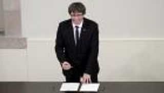 بالصور.. زعيم كتالونيا يوقع وثيقة الاستقلال عن إسبانيا