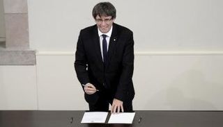 زعيم كتالونيا كارلس بودجمون يوقع وثيقة استقلال الإقليم عن إسبانيا