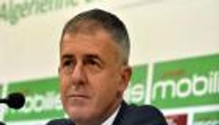 مدرب الجزائر يكذب شائعة هروبه لإسبانيا