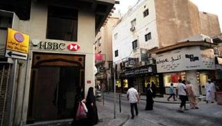 السوق المحلية في المنامة - رويترز