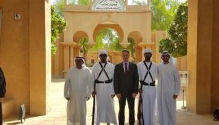 السفير الفرنسي خلال زيارته لمدينة العين