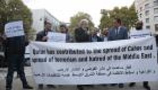 بالصور.. مظاهرات رفض إرهاب قطر تلاحق الكواري خارج اليونسكو