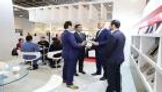 سفير الإمارات في ألمانيا يزور جناح دائرة الثقافة بفرانكفورت