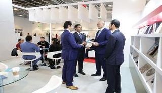 السفير علي الأحمد مع سعيد حمدان ومحمد الشحي في جناح الدائرة بفرانكفورت