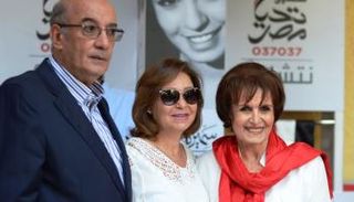 الفنانة المصرية سميرة أحمد في شمال الصورة خلال المعرض