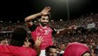 نجم ليفربول يشيد بصلاح "الملك المصري"