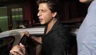 النجم شاروخان يشارك المحتفلين باقتراب عيد الديوالي