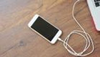 اشحن هاتفك عبر الأسفلت في أقل من 5 دقائق!