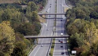 طريق سريع في فرنسا (رويترز)