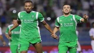 الأهلي يهزم الشباب بخماسية ويتصدر الدوري السعودي