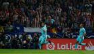 سواريز ينقذ برشلونة من الهزيمة أمام أتلتيكو