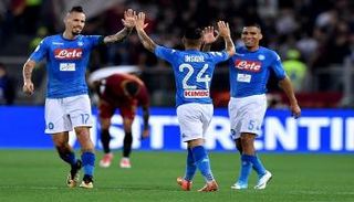 نابولي يفوز على روما وينفرد بصدارة 