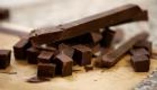 مستشفيات إنجلترا تحظر بيع شرائح الشوكولاتة كبيرة الحجم