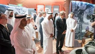 الشيخ حامد بن زايد أثناء جولته في معرض العد التنازلي حتى الصفر 