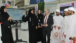 جمهور مسابقة المهارات يعبرون عن حبهم لزايد