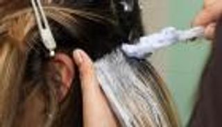 دراسة: صبغ الشعر أكثر من 5 مرات سنويا يعرضك لسرطان الثدي