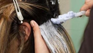 يفضل استخدام الصبغات التي تحتوي على منتجات الطبيعية أكثر