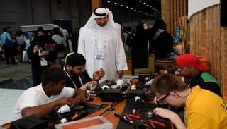 الدكتور محمد البيلي، مدير جامعة الإمارات في جولته بمسابقة المهارات