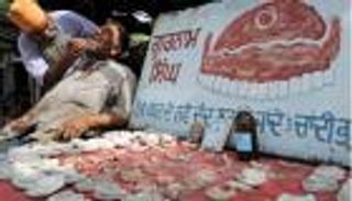 بالصور.. اخلع أسنانك على قارعة الطريق في الهند