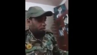 صورة خامنئي خلف عنصر مليشيا الحشد الشعبي