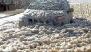 بالصور.. العاصفة "أوفيليا" تُغرق مدينة بريطانية في الرغوة