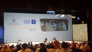 الشيخ محمد بن راشد يكرم أسرة شهيدة القراءة