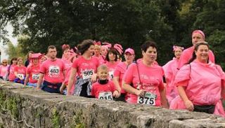 أكتوبر يغير ألوان الأطعمة والشاحنات للون الوردي