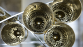 شرطة دبي تحول طلقات مدفع رمضان الفارغة لعمل فني