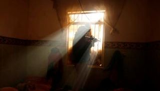 أحد الجنود العراقيين خلال معركة الموصل بالعراق (رويترز)