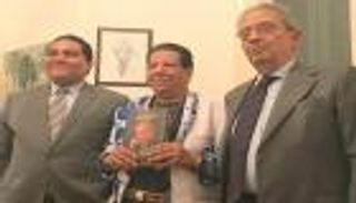 عمرو موسى يسلم نسخة من مذكراته لشعبان عبد الرحيم