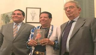 عمرو موسى خلال تسليم نسخة من مذكراته لشعبان عبد الرحيم