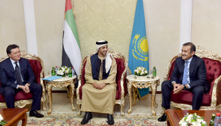 منصور بن زايد يلتقي النائب الأول لرئيس وزراء كازاخستان