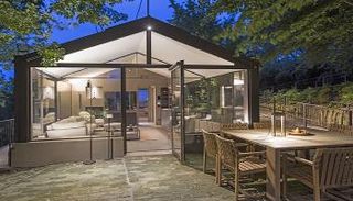 منزل مصنوع من الزجاج