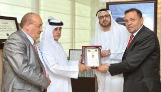 السويدي متسلما درعه التكريمي