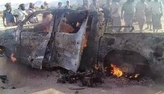 النيران تشتعل في السيارة التي كانت تقل الإرهابيين