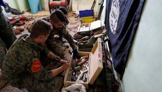 العثور على صناديق أسلحة داعش بالرقة (رويترز)