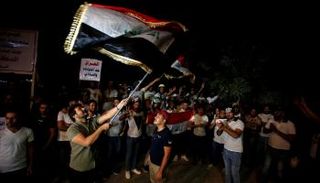 عراقيون يحتفلون بدخول القوات العراقية لكركوك (رويترز)