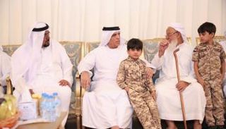 الشيخ سعود بن صقر القاسمي خلال تقديم واجب العزاء