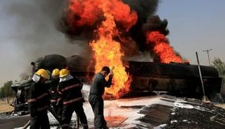 أعمدة النيران تتصاعد في موقع هجوم غزنة- رويترز