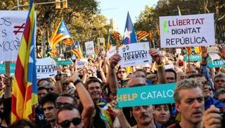 مظاهرات غاضبة في كتالونيا بعد سحب الحكم الذاتي - رويترز