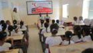 بالصور.. الإمارات توزع حقائب مدرسية على طلاب حضرموت اليمنية