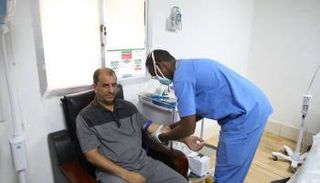 أعضاء البعثة الإماراتية يتبرعون بالدم لإنقاذ جرحى مقديشو- أرشيفية