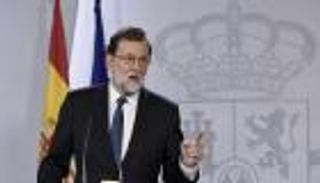 مدريد تعلق عمل حكومة كتالونيا وتجمد الحكم الذاتي بالإقليم