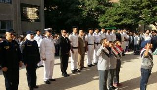 رجال الشرطة مع أبناء الشهداء بإحدى المدارس المصرية