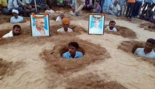 مزارعو راجستان يدفنون أنفسهم كمظهر احتجاجي في الديوالي