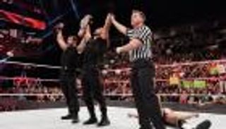 رولينز وأمبروز يقهران سيزارو وشيموس ويحتفظان بلقب "رو"