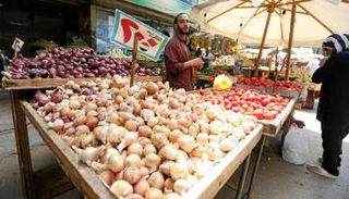 بائع في سوق للخضروات بالقاهرة - أرشيفية
